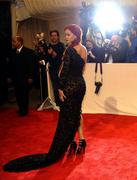 th_897762433_RihannaCostumeInstituteGalaMetBallinNYC_2.5.2011_104_122_30lo.jpg